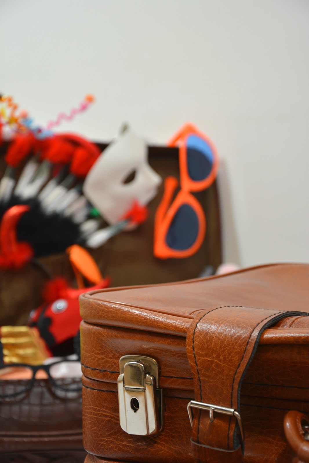 Valiză vintage cu accesorii colorate - mască, boa și ochelari retro