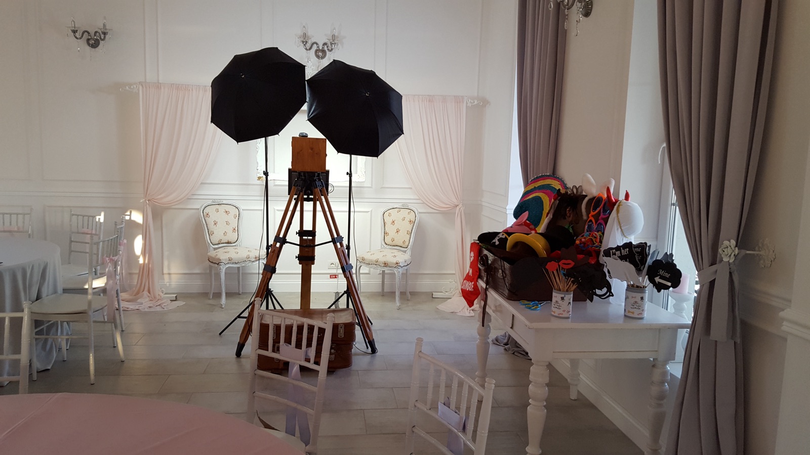 Cabina foto Vintage într-o sală de evenimente elegantă, cu scaune Chiavari și draperii